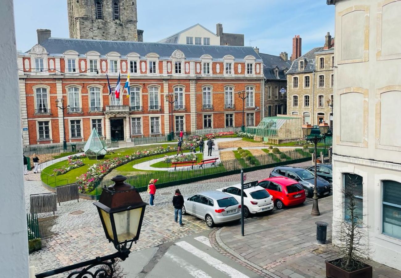 Apartment in Boulogne-sur-Mer - A 2 pas du Beffroi, 2-4p Wifi, Parking